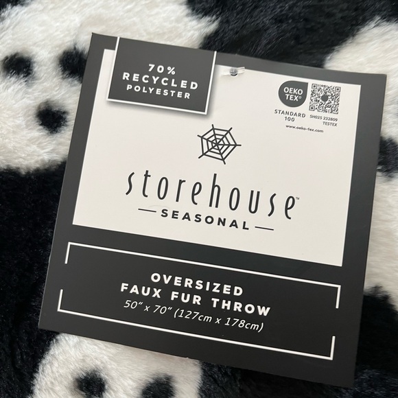 👻‎ Storehouse Faux Fur Oversized Ghost Throw Blanket 👻 NWT - Picture 3 of 5